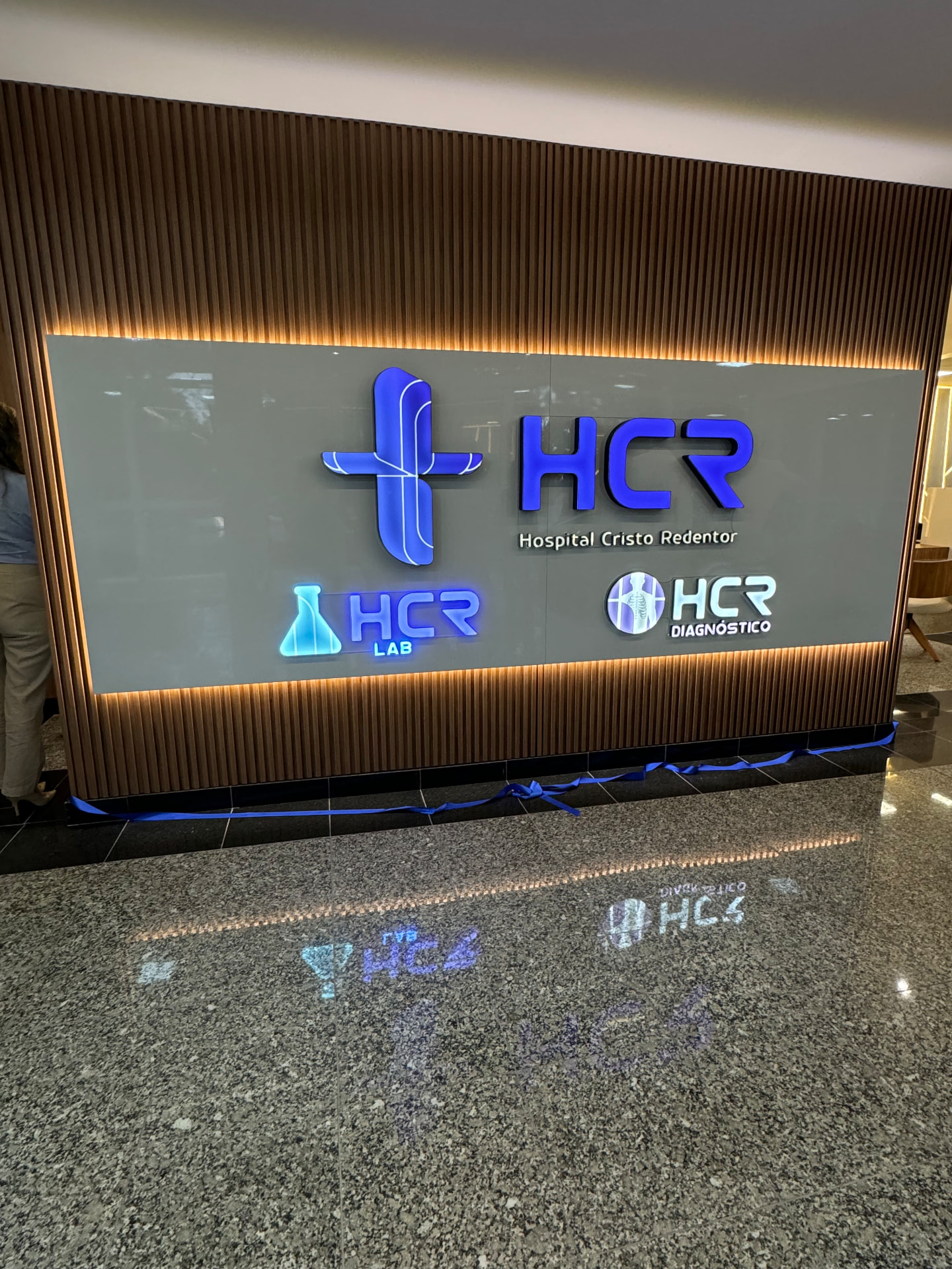 Letreiro iluminado do Hospital Cristo Redentor em recepção