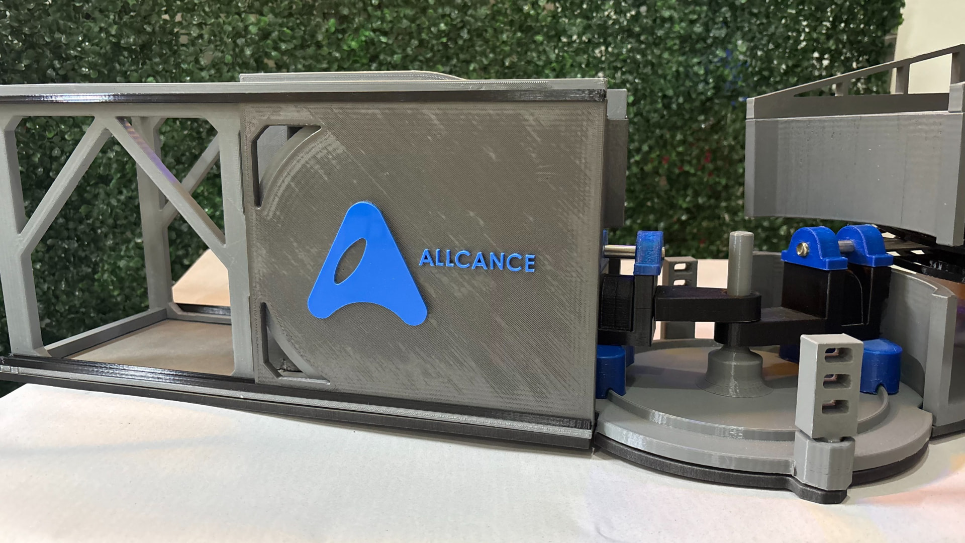 Peça técnica produzida em impressão 3D com logotipo aplicado em relevo